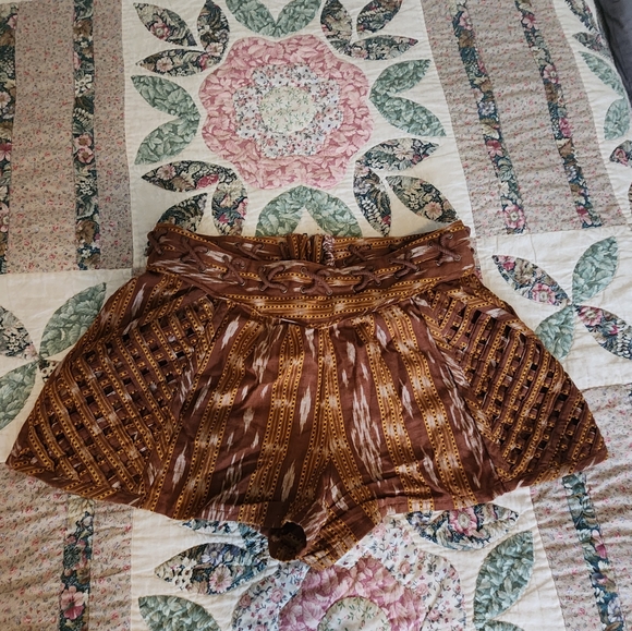 FREE PEOPLE (RARE) Aztec shorts with waffle pockets and crisscross waist detail - Picture 2 of 5